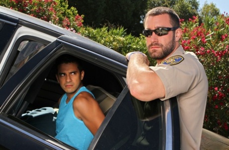Gay politieman Vinny Castillo arresteert een twink en laat hem zijn grote lul zuigen