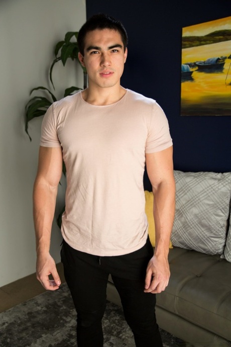 Aanbiddelijke gay brunette jongen Axel Kane stript & toont zijn sterke armen & harde lul