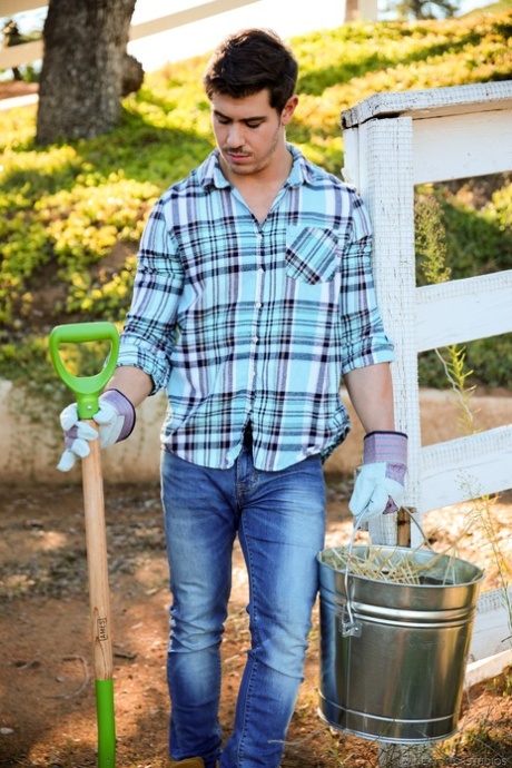 Le jardinier gay Elijah James se déshabille et dévoile son corps et sa bite.