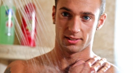 L'amateur gay Ryan Knightly exhibe son corps, se masturbe et jouit sur son ventre.