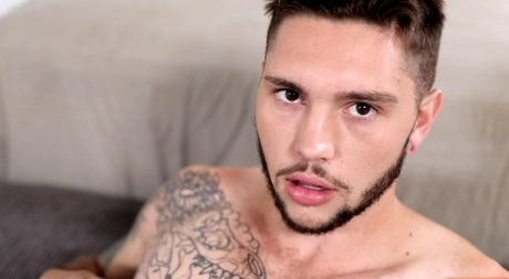 O ninfomaníaco gay tatuado e excitado Jake Hart brinca com os seus mamilos duros e a sua pila dura