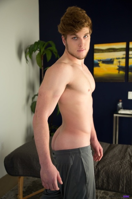 Les jeunes gays Leo Luckett et Colton Cain montrent leurs bites et baisent ensemble