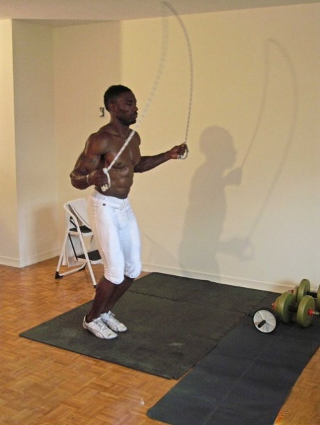 Muskularny czarny facet Sexxx Toy odsłania swojego wielkiego kutasa i pozuje po ćwiczeniach