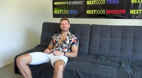 Os gays amadores Scott Finn e David Skylar fodem num sofá de casting