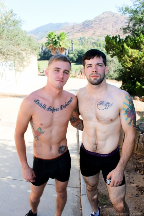 Wytatuowana para gejów Ryan Jordan i Julian Brady mają gorącą sesję oralną