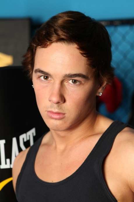 Il bel campione di boxe Justin Owen si spoglia e mostra la sua verga dura dopo l'allenamento