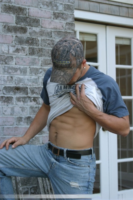 Amatørbøsse med lækre mavemuskler Billy The Kid viser sin pik og poserer udendørs