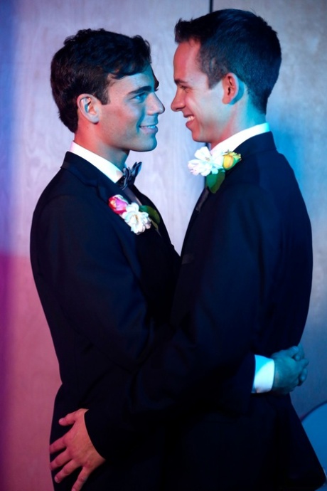 Kinky homo's Garrett Cooper en Max Penn zuigen elkaars lul en neuken