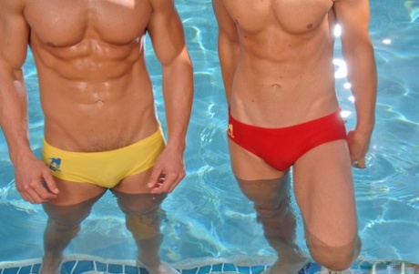 Blond ogiery Marcus Mojo i Alex Waters uprawiają seks oralny przy basenie