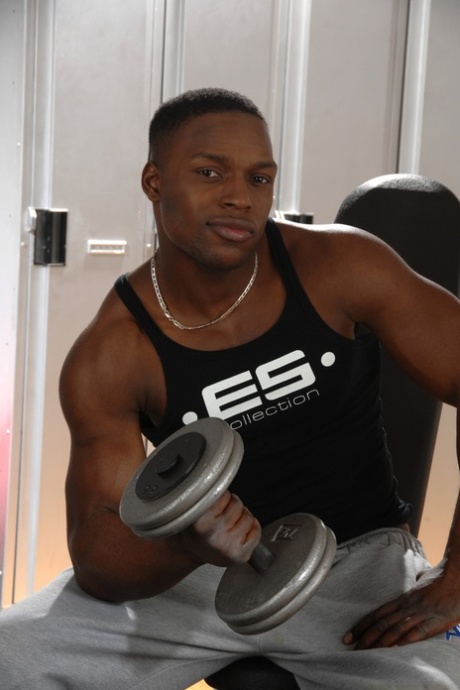 Czarny gej Tyler Price pokazuje swoje niesamowite mięśnie i kutasa w szatni