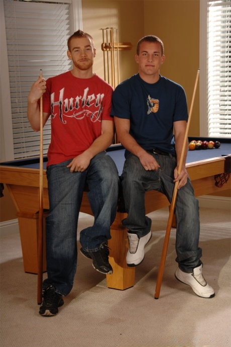 Los gays cachondos James Jamesson y Alex Andrews se follan en una mesa de billar