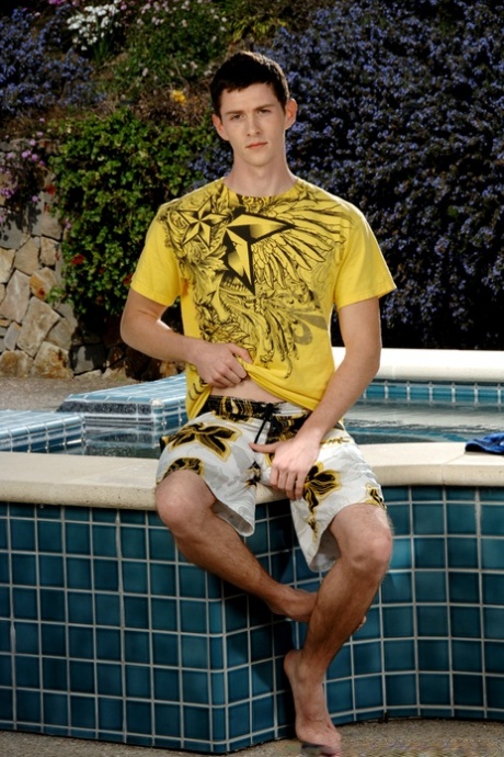 Amateur gay stud Nate Kennedy unveils his dick and poses poolside outdoors