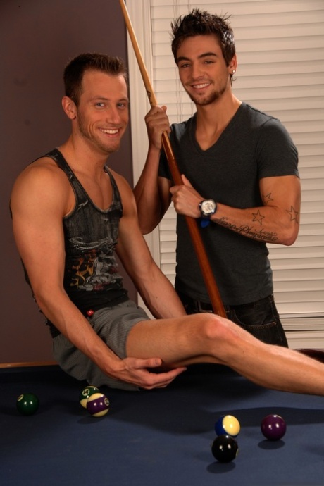 Geiler Johnny Torque und Kyle Quinn genießen schwulen Geschlechtsverkehr auf einem Billardtisch