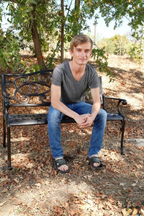 Kinky homser Arad og Cody Blake knuller hverandre på en benk i en park.