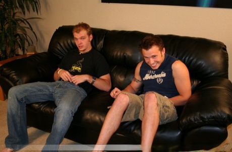 Amatørhomser med store kuker Denny og Jake runker på en sofa