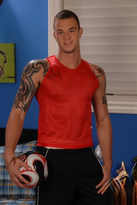 Den tatoverte fotballspilleren Cliff Jensen kler av seg, poserer og viser frem den sterke pikken sin.