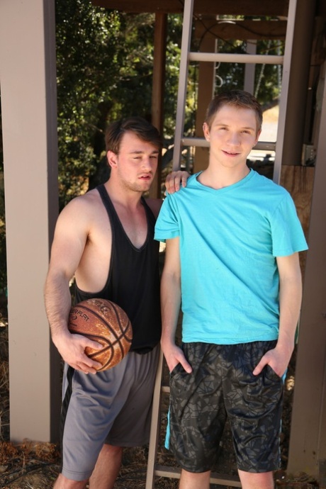 Извращенные геи Скотт Харбор и Кайл Эванс трахают друг друга после баскетбольного матча