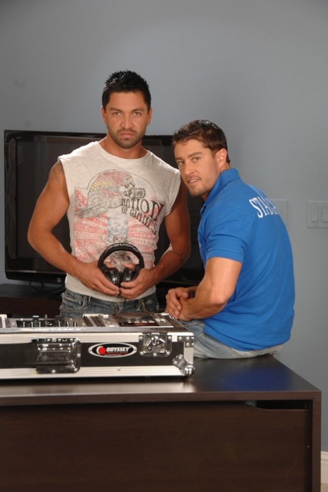 Twinken Cody Cummings får et frækt blowjob af den sexede DJ Dominic Pacifico
