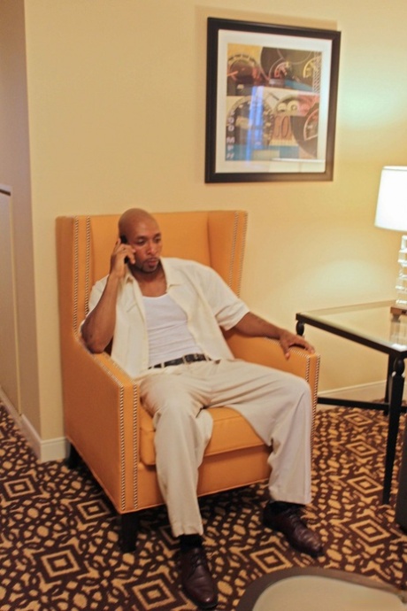 Bellboy JP Richards blir böjd över stolen & knullad av hotellgästen Ramsees