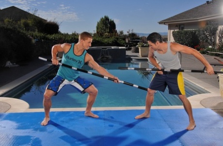 Горячие геи с мускулами Маркус Моджо и Джек Кинг трахают друг друга у бассейна