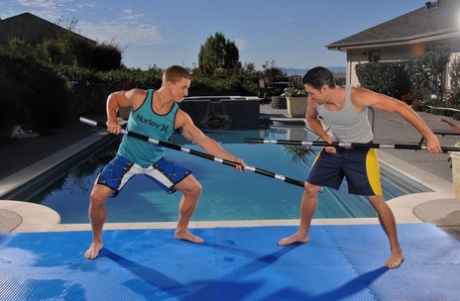 Lækre bøsser med muskler Marcus Mojo og Jack King knepper hinanden ved poolen