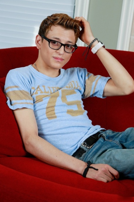 Angel A, un nerd maigre, baise son beau petit ami Gabriel Bossa en levrette