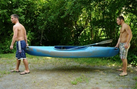 Chicos calientes Matt Studding y David Studding se masturban al aire libre después de kayak
