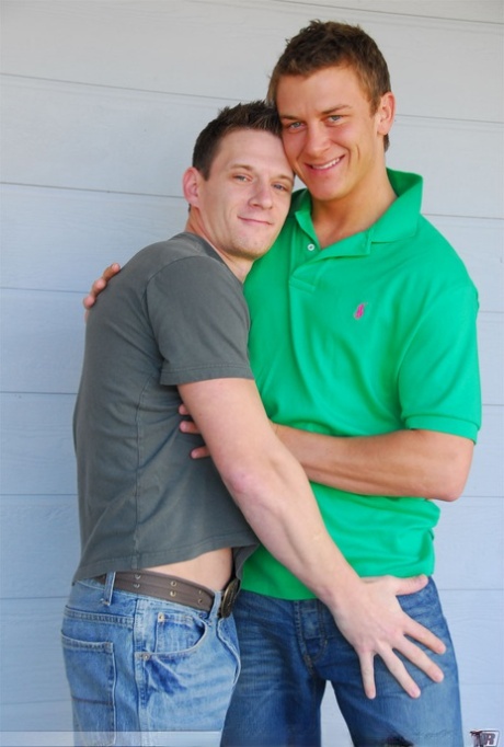 Napaleni amatorscy geje Adam i Taylor Aims pieprzą się na łóżku