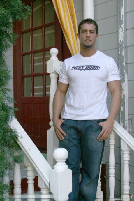 热情的同性恋者科迪-卡明斯在户外展示他的肌肉和裸体姿势