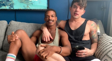 Sexy Schwule Dakota Payne und Adrian Hart genießen einen interracial Fick auf einer Couch