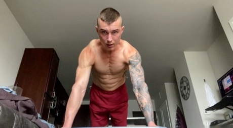 Sexy amatérský gay s úžasnými svaly Hoss Kado masturbuje na gauči