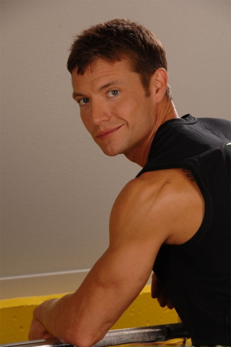 Kinky gay med fantastiska magmuskler Kevin Crows visar upp sin stora styva stav i gymmet