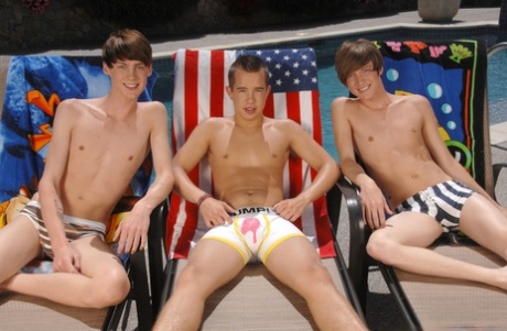 Stalloni gay magri che si spompinano a vicenda in un selvaggio rapporto a tre a bordo piscina