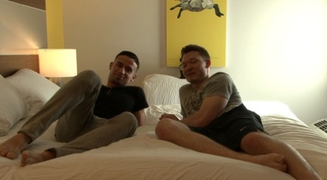 Amatorscy geje z niesamowitymi ciałami wypełniają sobie nawzajem tyłki na łóżku