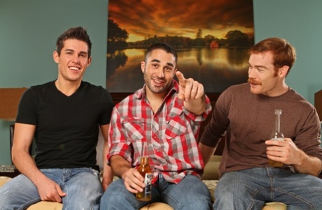 Tres gays cachondos se desnudan y se chupan la polla mutuamente en una caliente acción oral