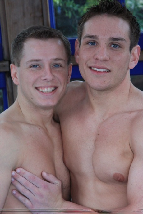 Casal gay amador Tommy D e o seu pequeno BF a fazerem sexo oral à beira da piscina