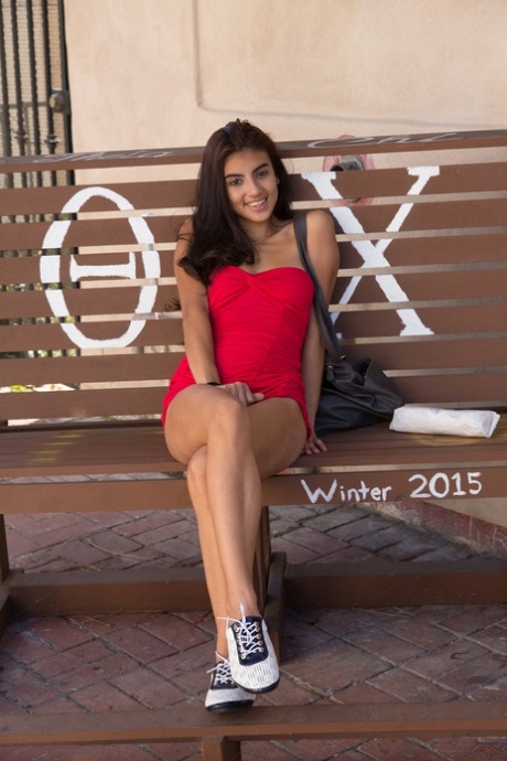 Die brünette Teenagerin Michelle Rodriguez zeigt ihren knackigen Hintern vor dem College.