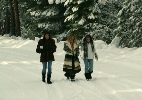 Tres tetonas posan sin sujetador con sus abrigos de piel en la nieve