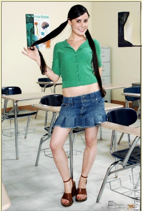A estudante amadora com mamas pequenas Mina Lee é fodida na sala de aula