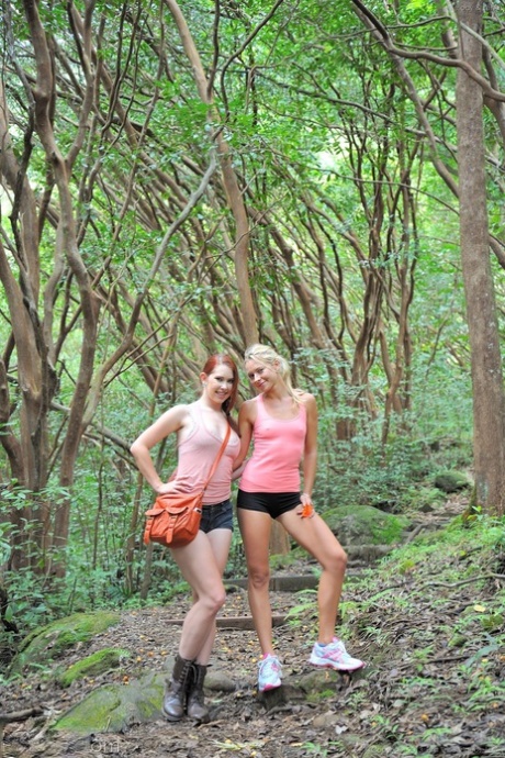 Amatérské nahé kočky Lena & Melody se navzájem líbají v dobrodružství v džungli