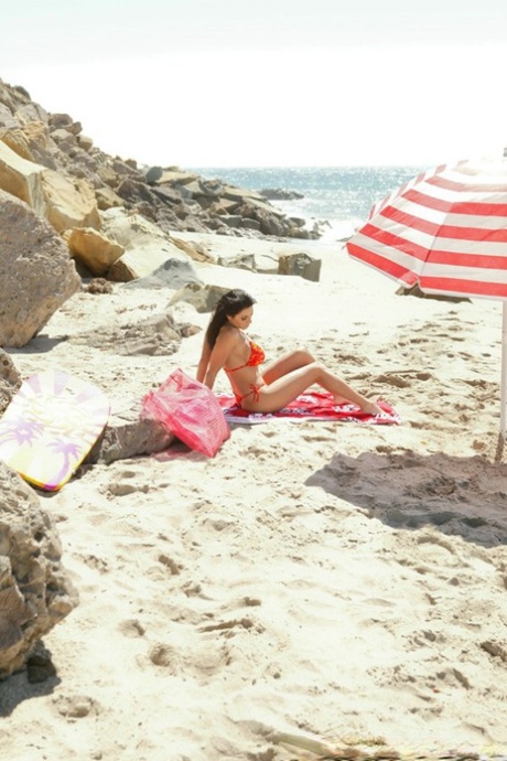 Geile MILF met een grote kont Veronica Rayne exposes haar grote tieten op het strand