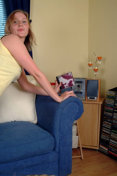 Europeisk tenåring med fine pupper Tabbi viser frem kurvene sine på en sofa