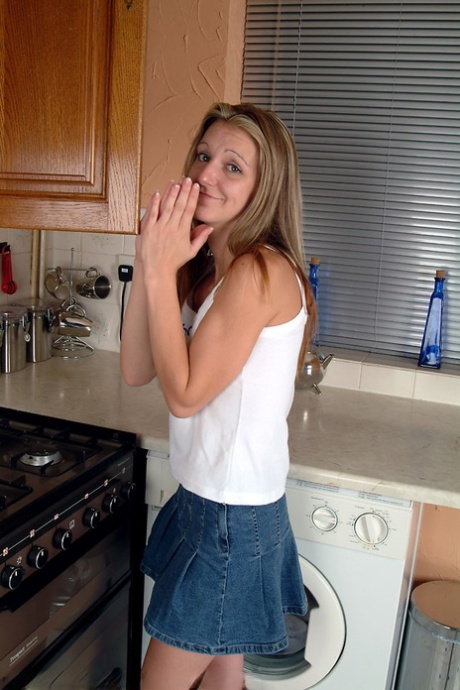Drobná teenagerka Kim B roztahuje svou masitou kundičku v horkém kuchyňském striptýzu