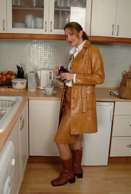 Amatørkonen Elen Cole klæder sig af og fingrer sin musling i køkkenet