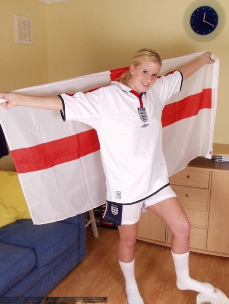 Englische Fußballspielerin Tory zieht ihre Sportkleidung aus und posiert nackt