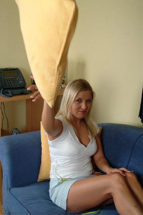 Die britische Blondine Karen Wood zeigt ihre feinen natürlichen Titten und ihre rasierte Muschi