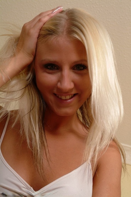 La blonde amatrice Sarah Wright enlève sa robe blanche et pose nue