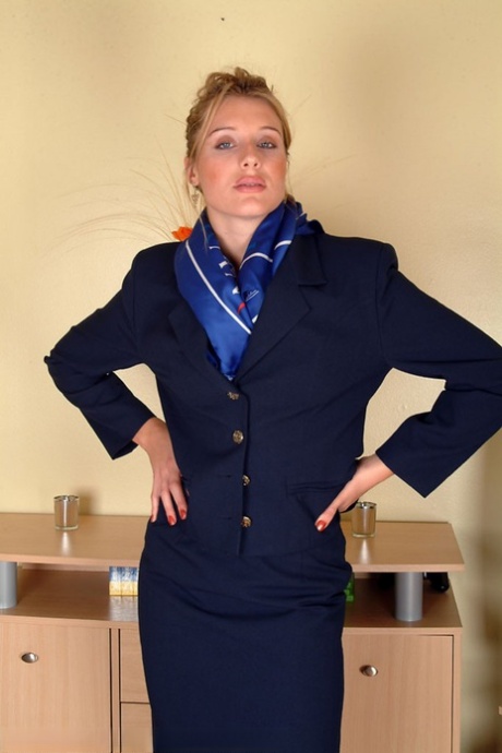 Sexy letuška Angelina ztrácí uniformu a roztahuje svou chlupatou vagínu