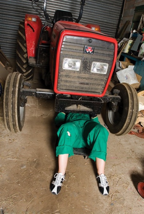 Den rödhåriga lantbrukaren Lara Lee klär av sig och knullar sig själv med en dildo på sin traktor