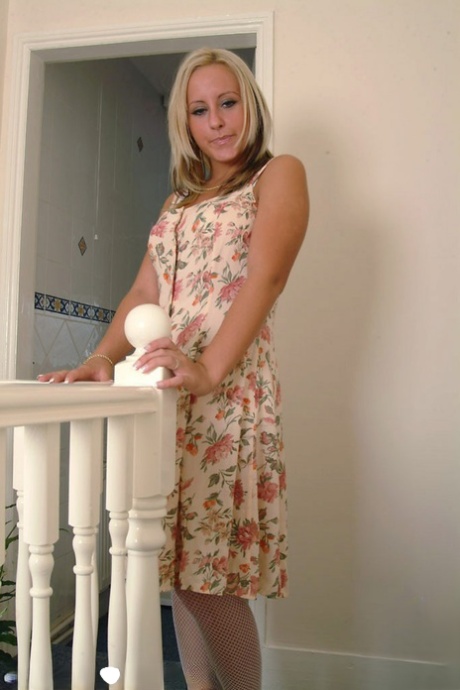 Blond brytyjska lalka Natalie Heck rozbiera się na korytarzu i bawi się swoją cipką